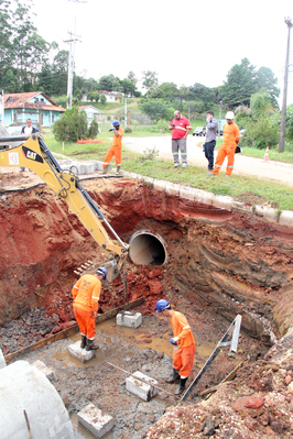 A Estrada do Cerne está ganhando asfalto novo, que fazem parte das obras de modernização da PR-090, entre Campo Magro e Curitiba. As equipes contratadas pelo Departamento de Estradas de Rodagem do Paraná (DER-PR) concluíram os primeiros 400 metros de recuperação da rodovia, que também terá dois quilômetros de duplicação. Campo Magro, 17/02/2016. Foto: Jorge Woll/SEIL