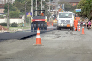 A Estrada do Cerne está ganhando asfalto novo, que fazem parte das obras de modernização da PR-090, entre Campo Magro e Curitiba. As equipes contratadas pelo Departamento de Estradas de Rodagem do Paraná (DER-PR) concluíram os primeiros 400 metros de recuperação da rodovia, que também terá dois quilômetros de duplicação. Campo Magro, 17/02/2016. Foto: Jorge Woll/SEIL