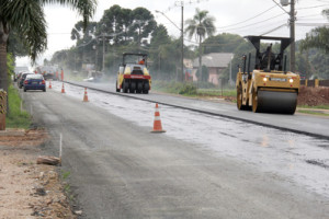 A Estrada do Cerne está ganhando asfalto novo, que fazem parte das obras de modernização da PR-090, entre Campo Magro e Curitiba. As equipes contratadas pelo Departamento de Estradas de Rodagem do Paraná (DER-PR) concluíram os primeiros 400 metros de recuperação da rodovia, que também terá dois quilômetros de duplicação. Campo Magro, 17/02/2016. Foto: Jorge Woll/SEIL