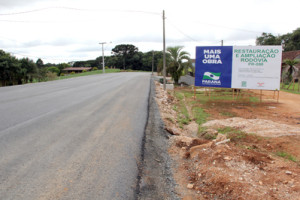 A Estrada do Cerne está ganhando asfalto novo, que fazem parte das obras de modernização da PR-090, entre Campo Magro e Curitiba. As equipes contratadas pelo Departamento de Estradas de Rodagem do Paraná (DER-PR) concluíram os primeiros 400 metros de recuperação da rodovia, que também terá dois quilômetros de duplicação. Campo Magro, 17/02/2016. Foto: Jorge Woll/SEIL